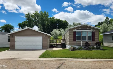 4005 19th St NE, Bismarck, ND 58503