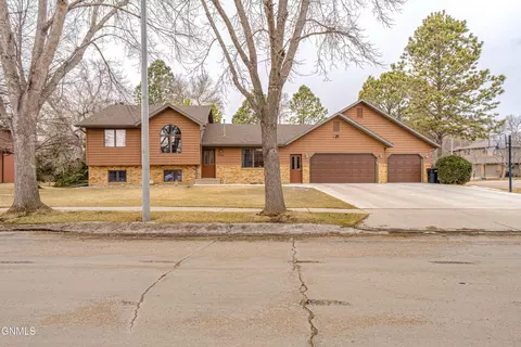 1750 Bonn Blvd, Bismarck, ND 58504