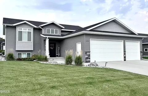 5214 Gold Dr, Bismarck, ND 58503