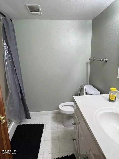 Bath - 858 Elm Ave, Dickinson, ND 58601 photo 1 of 2