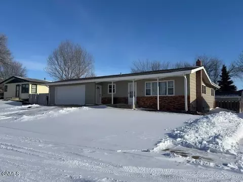 858 Elm Ave, Dickinson, ND 58601
