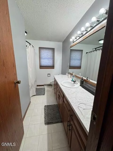Bath - 858 Elm Ave, Dickinson, ND 58601 photo 2 of 2