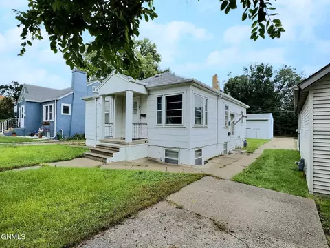 1015 N 9th St, Bismarck, ND 58501