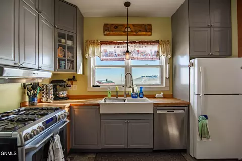 Kitchen - 6890 51st Ave SW, Carson, ND 58529 photo 3 of 7