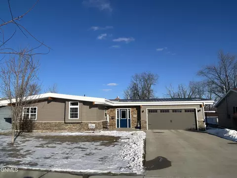 1026 6th Ave NE, Valley City, ND 58072