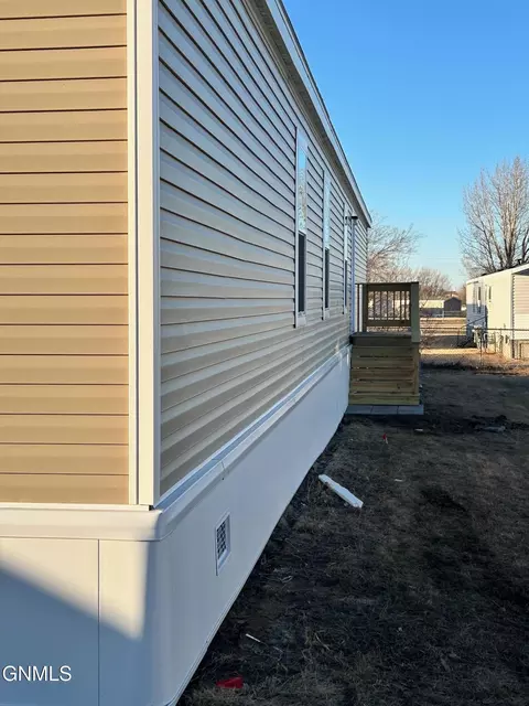 215 E St, Dickinson, ND 58601 photo 3