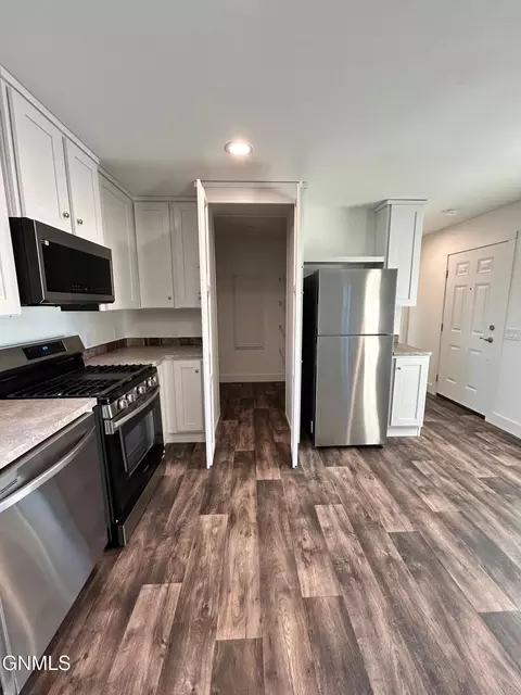 215 E St, Dickinson, ND 58601 photo 10
