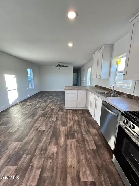215 E St, Dickinson, ND 58601 photo 12