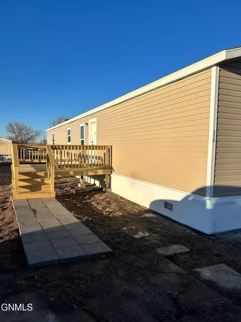 215 E St, Dickinson, ND 58601 photo 2