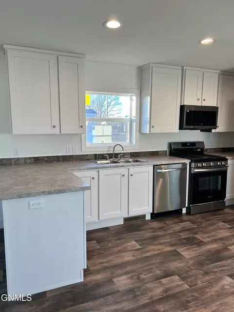 215 E St, Dickinson, ND 58601 photo 9