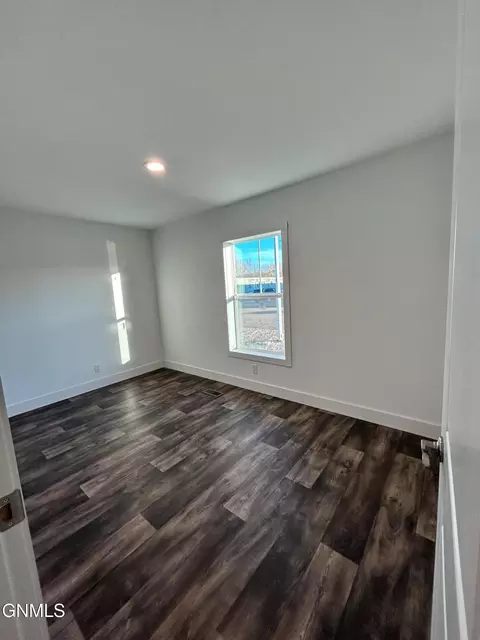 215 E St, Dickinson, ND 58601 photo 4