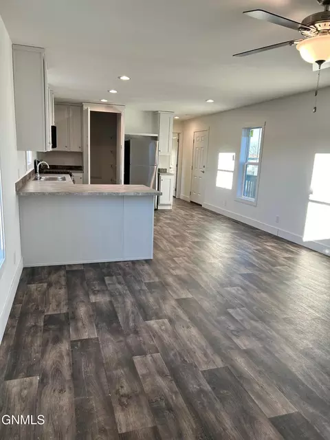 215 E St, Dickinson, ND 58601 photo 8
