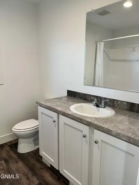 215 E St, Dickinson, ND 58601 photo 16