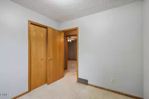 Bedroom - 1002 Turnpike Ave E, Bismarck, ND 58501 photo 2 of 10