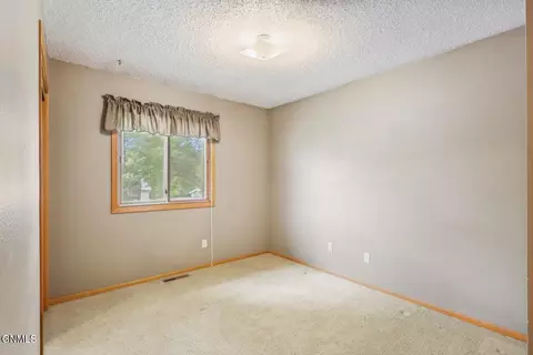 Bedroom - 1002 Turnpike Ave E, Bismarck, ND 58501 photo 3 of 10