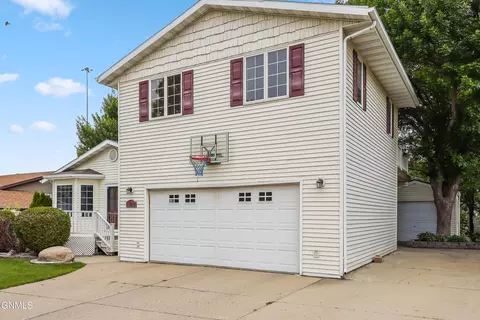 Exterior - 1002 Turnpike Ave E, Bismarck, ND 58501 photo 3 of 5