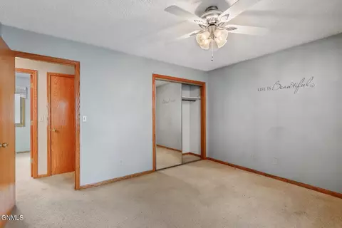 Bedroom - 1002 Turnpike Ave E, Bismarck, ND 58501 photo 6 of 10