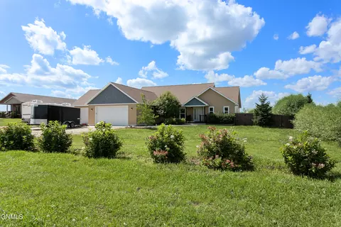 5481 Sweet Clover Ln, Williston, ND 58801