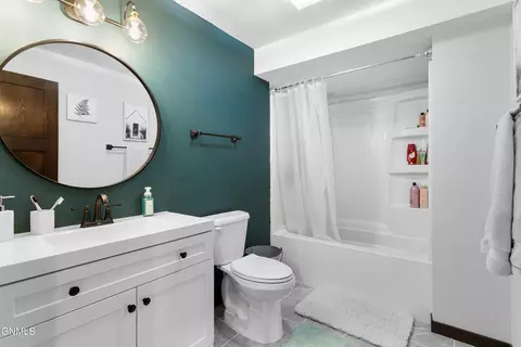 Bath - 5481 Sweet Clover Ln, Williston, ND 58801 photo 4 of 5