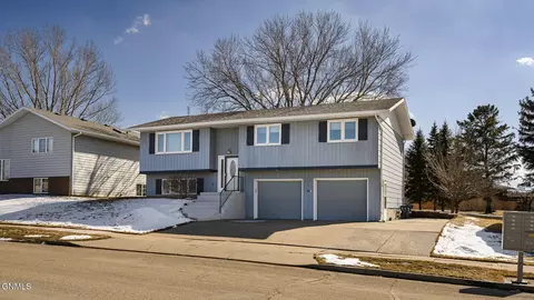 919 Turnpike Ave E, Bismarck, ND 58501