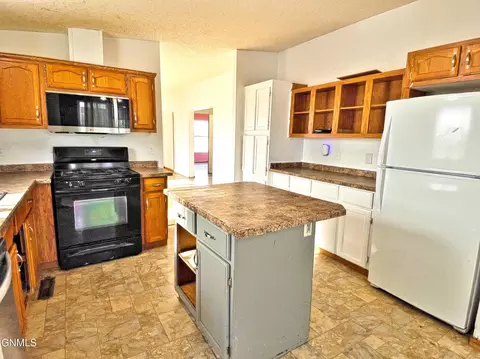 3816 22nd Ave W, Williston, ND 58801 photo 8