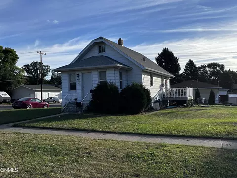 1121 12th St, Bismarck, ND 58501