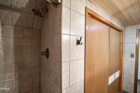 Bath - 406 Meadow Ln, Mott, ND 58646 photo 5 of 5