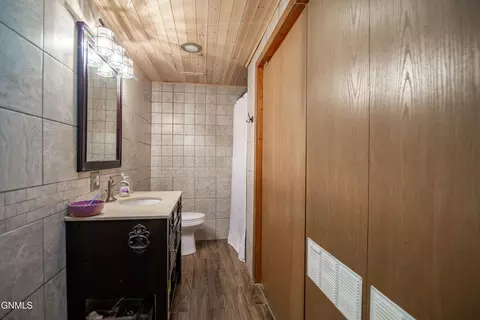 Bath - 406 Meadow Ln, Mott, ND 58646 photo 4 of 5