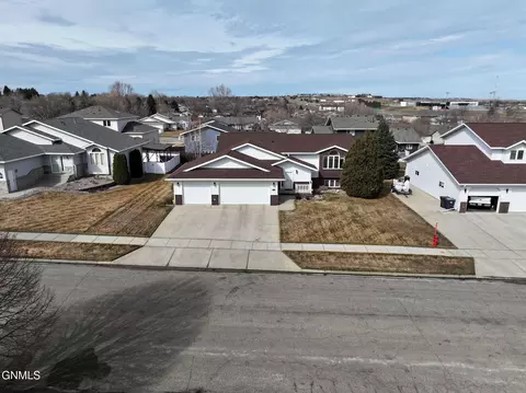 1205 6th Ave NE, Mandan, ND 58554