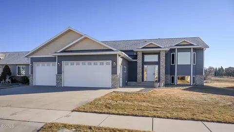 1904 Ridge Dr SE, Mandan, ND 58554