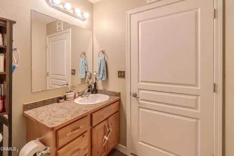 Bath - 4500 Sundancer Loop SE, Mandan, ND 58554 photo 4 of 8