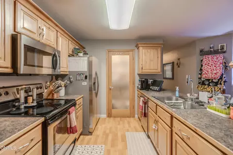 Kitchen - 4500 Sundancer Loop SE, Mandan, ND 58554 photo 2 of 8