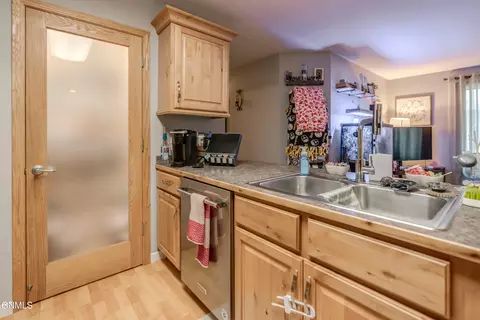 Kitchen - 4500 Sundancer Loop SE, Mandan, ND 58554 photo 6 of 8