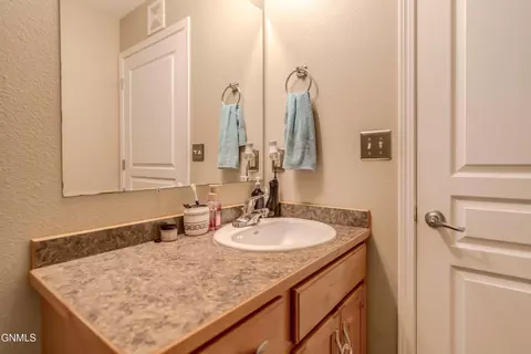 Bath - 4500 Sundancer Loop SE, Mandan, ND 58554 photo 7 of 8