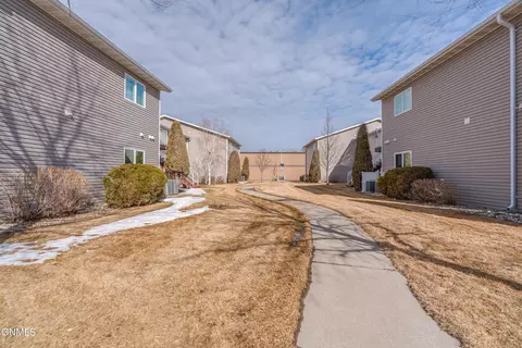 Exterior - 4500 Sundancer Loop SE, Mandan, ND 58554 photo 4 of 8