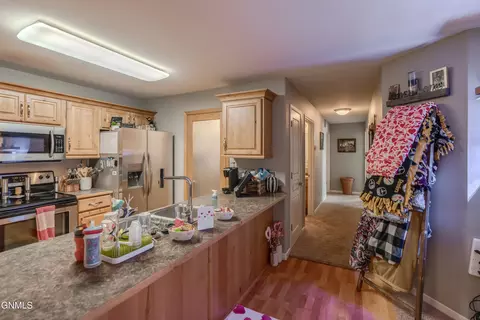 Kitchen - 4500 Sundancer Loop SE, Mandan, ND 58554 photo 4 of 8
