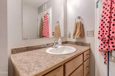 Bath - 4500 Sundancer Loop SE, Mandan, ND 58554 photo 6 of 8