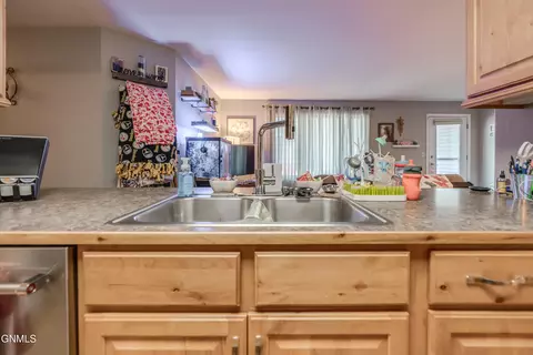 Kitchen - 4500 Sundancer Loop SE, Mandan, ND 58554 photo 5 of 8