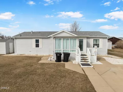 1826 31st St W, Williston, ND 58801 photo 2