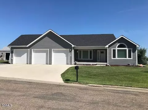 728 3rd St NW, Beulah, ND 58523