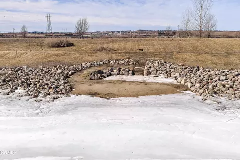 6109 Misty Waters Dr, Bismarck, ND 58503