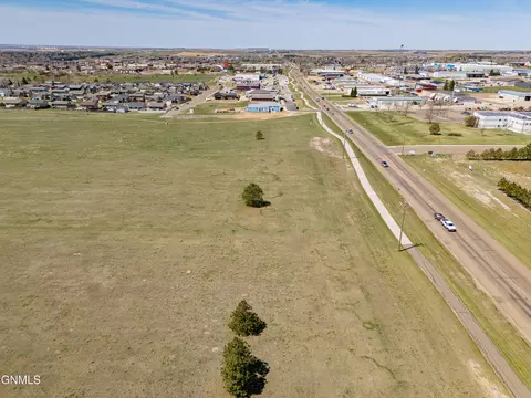 000 21st St E, Dickinson, ND 58601 photo 22