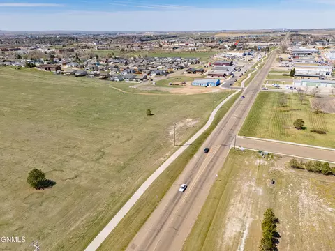 000 21st St E, Dickinson, ND 58601 photo 17