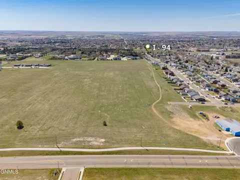 000 21st St E, Dickinson, ND 58601 photo 2