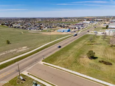 000 21st St E, Dickinson, ND 58601 photo 20