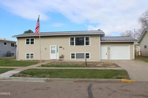 304 Main St, Stanton, ND 58571