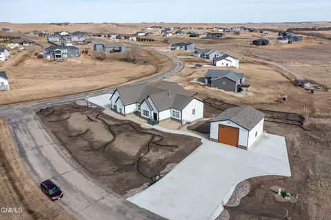1016 Silver Spur Pl, Bismarck, ND 58503