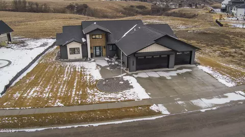 3707 Cogburn Rd, Bismarck, ND 58503