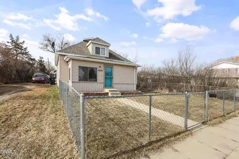 Exterior - 1019 7th Ave W, Williston, ND 58801 photo 2 of 3