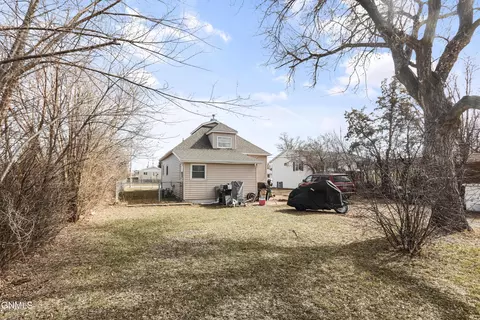 Exterior - 1019 7th Ave W, Williston, ND 58801 photo 3 of 3